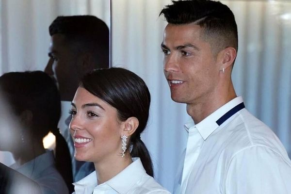 تصاویری از حاشیه های حضور رونالدو در ایران |  از اهدا هدیه گران قیمت به رونالدو تا سیل عظیم جمعیت برای دیدنش