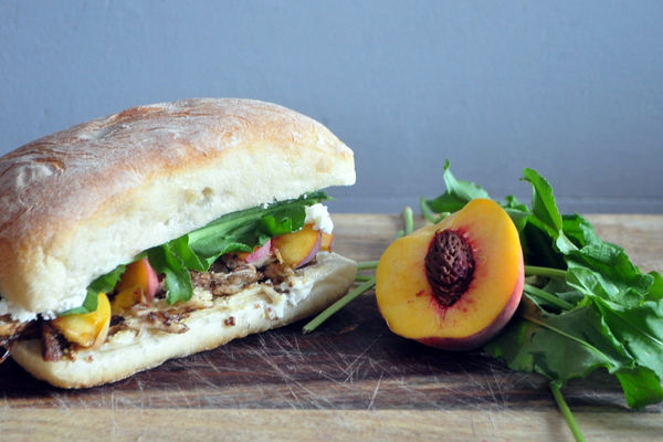 ساندویچ مرغ رو فقط اینطور که می‌گم درست کن! | تجربه یک ساندویچ متفاوت با طعم شیرین ساندویچ هلو و مرغ سرخ شده