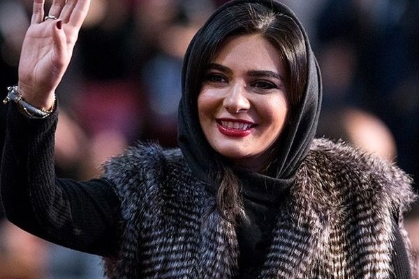 اولین عکس لو رفته از مادر بسیار جوان لیندا کیانی | این بازیگر شبیه مادرش است ؟ 