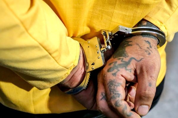 دستگیری سارق گوشی قاپ حرفه ای | توصیه های این سارق به مردم را از دست ندهید +ویدیو 