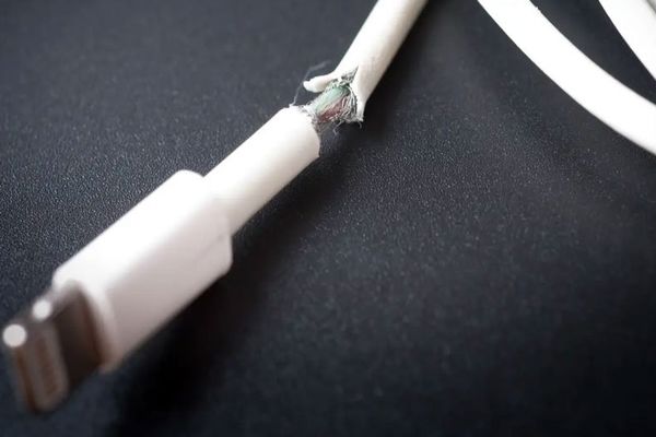 چه زمانی باید کابل شارژ گوشی را تعویض کنیم؟