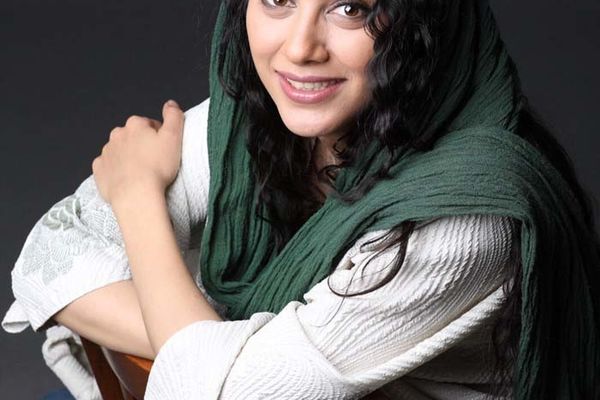 لاتی بازی مونا فرجاد همه را شوکه کرد | مونا فرجاد اینبار با استایلی عجیب +ویدیو 