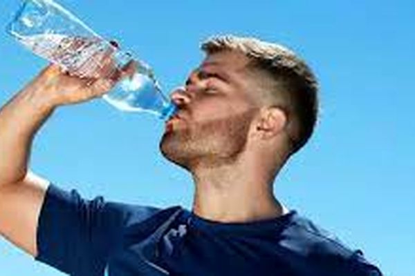 بزرگترین اشتباهات در هنگام نوشیدن آب | بهترین زمان ها برای نوشیدن آب