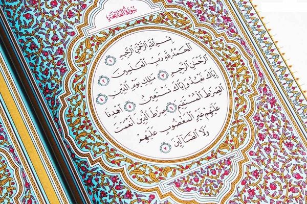 فواید شگفت انگیز خواندن سوره حمد در زندگی | خواندن این سوره در زندگی معجزه میکند