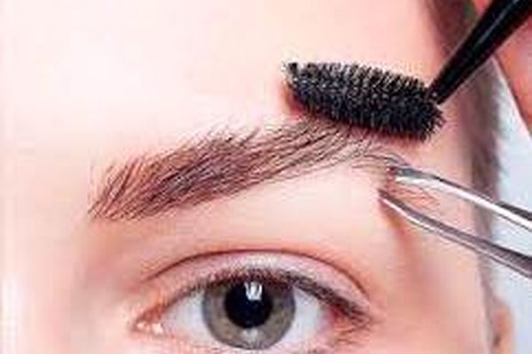 ترفندی عالی برای برداشتن ابرو در خانه | از این به بعد اینگونه ابروهای خود را اصلاح کنید