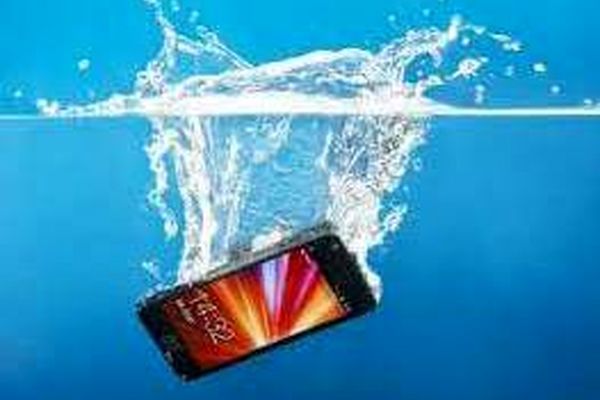 ترفندی بسیار کاربردی برای خارج کردن آب از اسپیکر موبایل+آموزش 