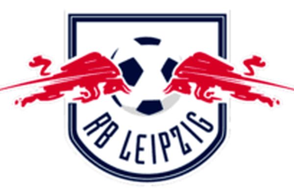 بیهوشی عجیب بازیکن تیم فوتبال در میان زمین+فیلم