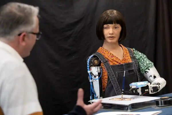 نخستین ربات انسان نما که مثل یک هنرمند نقاشی می‌کشد